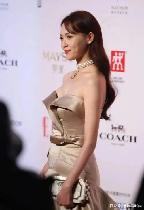 38岁唐嫣美出新高!大胆穿抹胸礼裙气质十足,身材依旧火辣性感