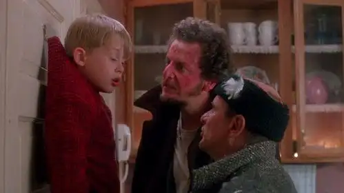 一家人全消失,8岁小孩对抗小偷,保卫家园《小鬼当家1》