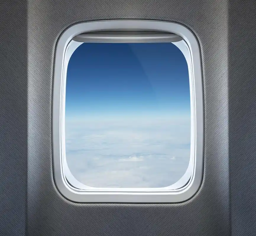 飞机窗台,通过从飞机的窗口查看