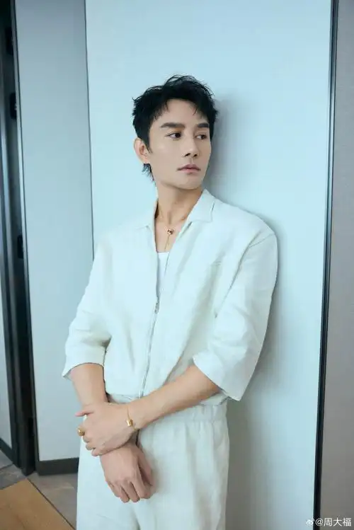 灵韵流辉,@王凯kkw以雅致翩跹之姿,将每一个瞬间编织成跳动的音符