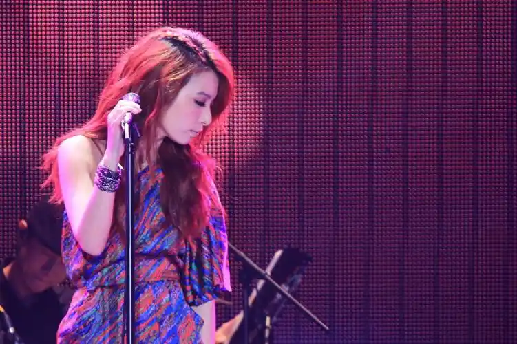 网红唱歌真的不如职业歌手吗?如果你不信,请听完这些歌曲