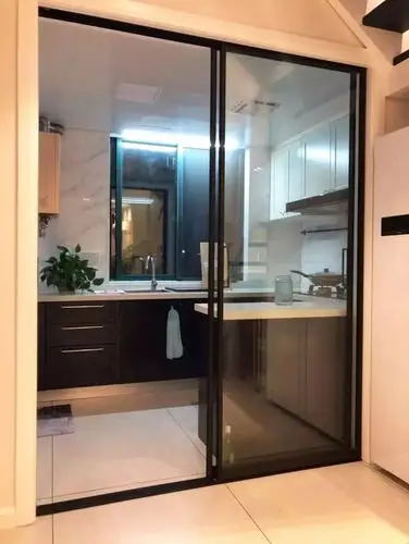 厨房门得选好除了黑框,白框的推拉门对于一些时尚优雅的装修来说,也是