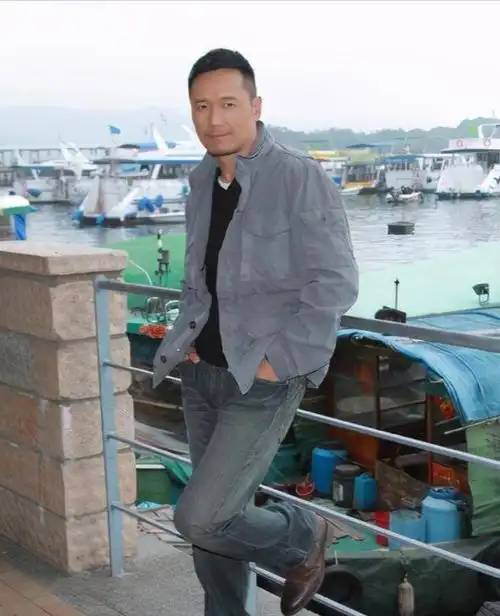 看了65岁苗侨伟的造型,我发现:男人穿衣得体,从容老去才真帅_腾讯新闻