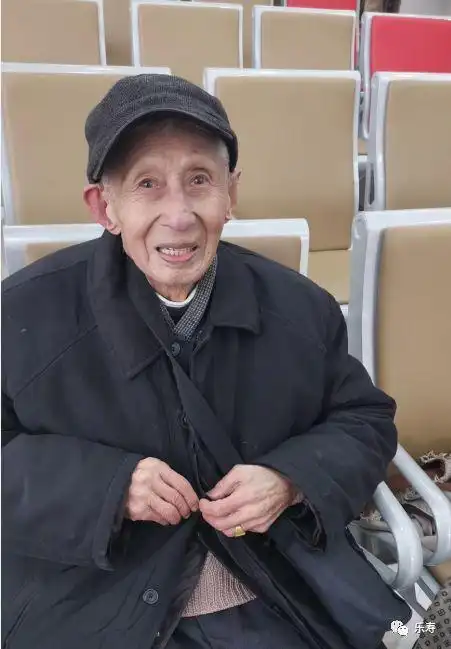 江苏如皋100岁的老人到银行取钱