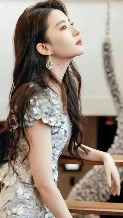 刘亦菲卷发长裙随拍