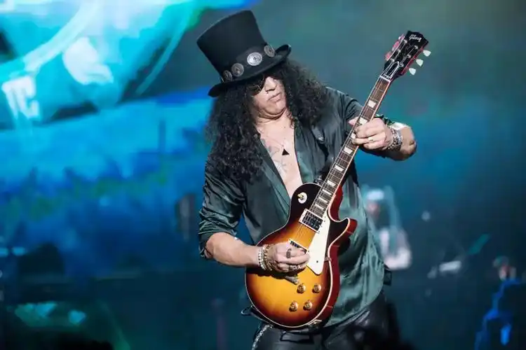 万人歌迷燃爆枪花乐队全球巡演香港站现场gibson鲍德温钢琴伴行