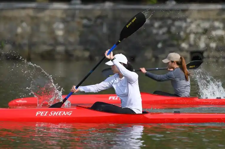 南昌市第二体育学校水上运动队的运动员在皮划艇项目训练中