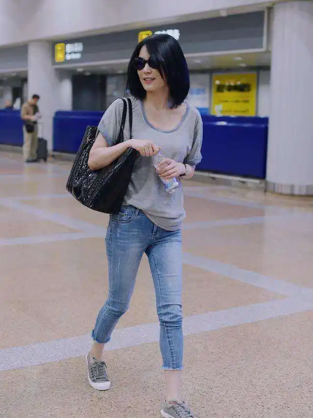 51岁王菲像个小姑娘白t恤配粉色背带裤利落短发帅气又减龄