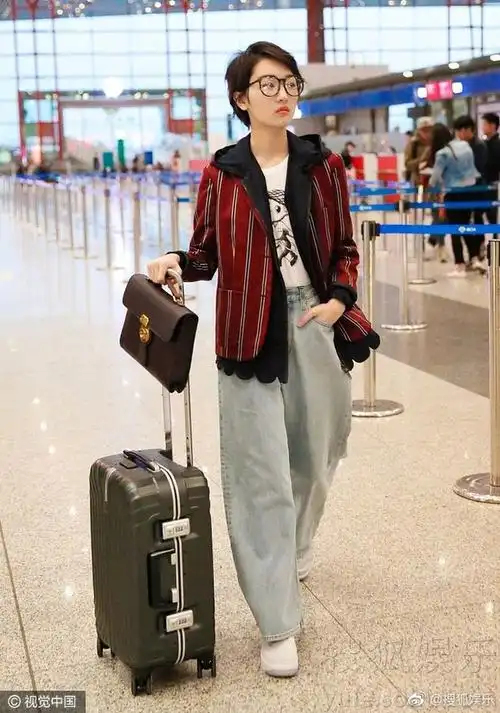 周冬雨机场街拍西装搭配阔腿裤,她帅起来,会帅死人的