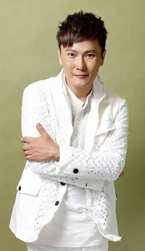 "情歌王子"张信哲,面试时被李宗盛嫌弃,失恋33年后仍然单身