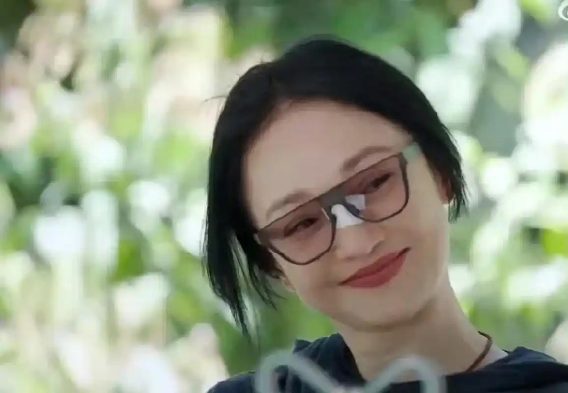 周迅在向往的生活戴眼镜鼻子上垫纸,太真实了吧 676767