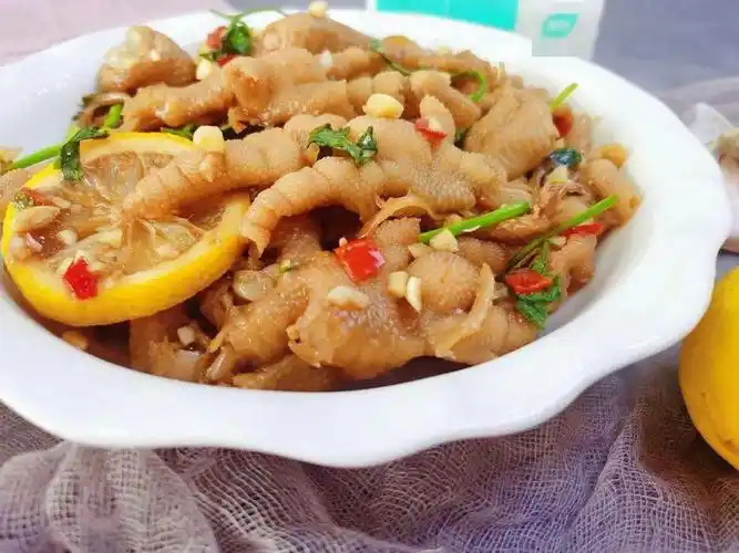 今天分享个无骨鸡爪的做法,酸爽开胃,既可以作为吃饭,吃面条,馄饨.