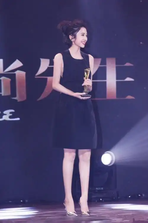 唐艺昕身高不算很高,及膝小短裙加上高跟鞋,这样的搭配刚好很适合小