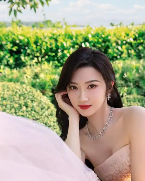 景甜薄纱几何镂空长裙##景甜绿野仙踪氛围感大片