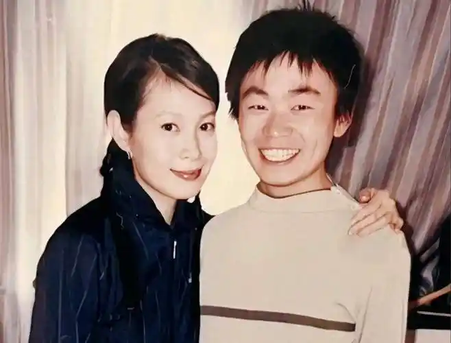 42岁刘若英嫁给身价过亿的钟小江,结婚当晚,丈夫提出:分房睡_婚姻