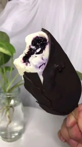 蓝莓巧乐兹脆皮雪糕好吃极了