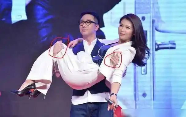 从现场的照片可以看出,王自健虽然是环抱着刘涛,但他的手实际上是扯着