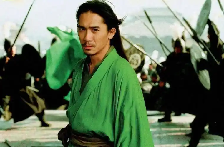 《英雄》剧照那是当年11月,半夜收工后,梁朝伟拖着导演和剧组人员到