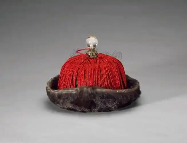 冠顶为铜鎏金錾花座,上镶水晶珠一颗.