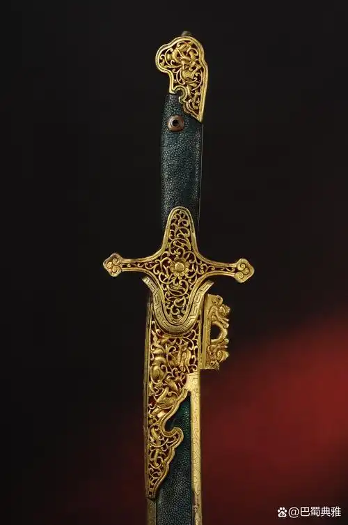 清 老鲛鱼皮龙纹长刀,局部鎏银工艺,饰鲛鱼皮嵌鎏金龙纹,霸气威武