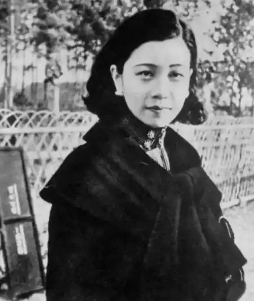 1990年,于凤至在美国病逝,病逝前含泪对女儿说:替我去看看汉卿_张学良