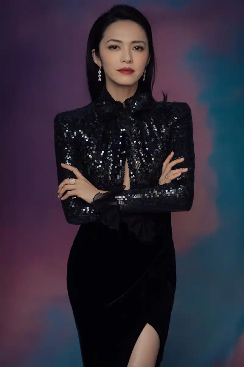 姚晨就是敢,都是2个孩子的妈了还玩湿发诱惑,配宽松西装超撩人