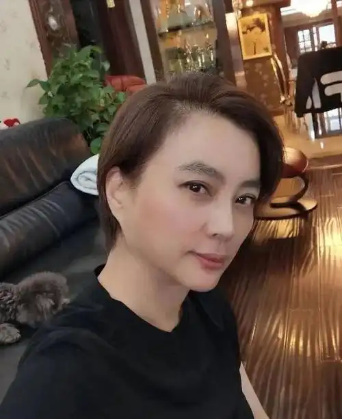 58岁李玲玉罕见露面23岁混血儿子身高2米酷似吴磊帅气十足