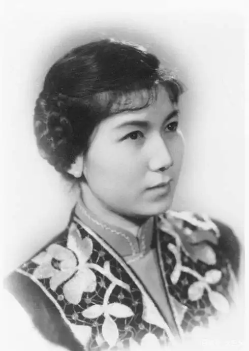 "评剧皇后" 新凤霞:与吴祖光闪婚,轮椅上度过晚年,从不抱怨