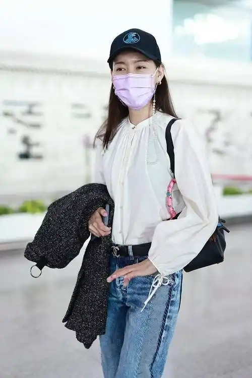 高露穿白色女式衬衫搭配拼接牛仔裤温婉甜美