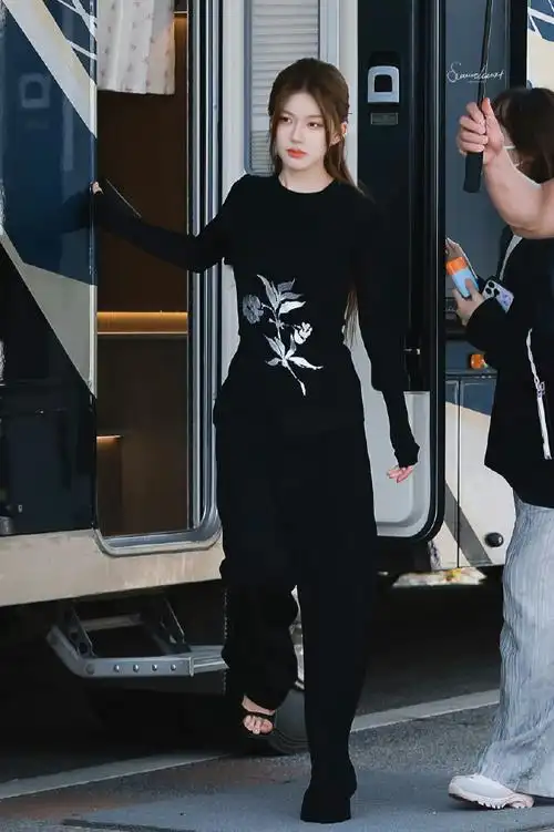 搭配黑色直筒裤,美得轻轻松松赵露思超话