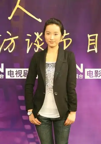 前天我去买了条女款牛仔裤,穿上去也蛮合身的,跟吕一身上穿的牛仔裤