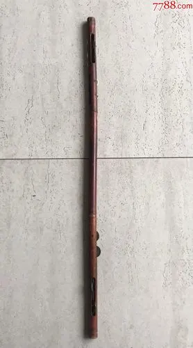 云南白族摇击奏乐器霸王鞭