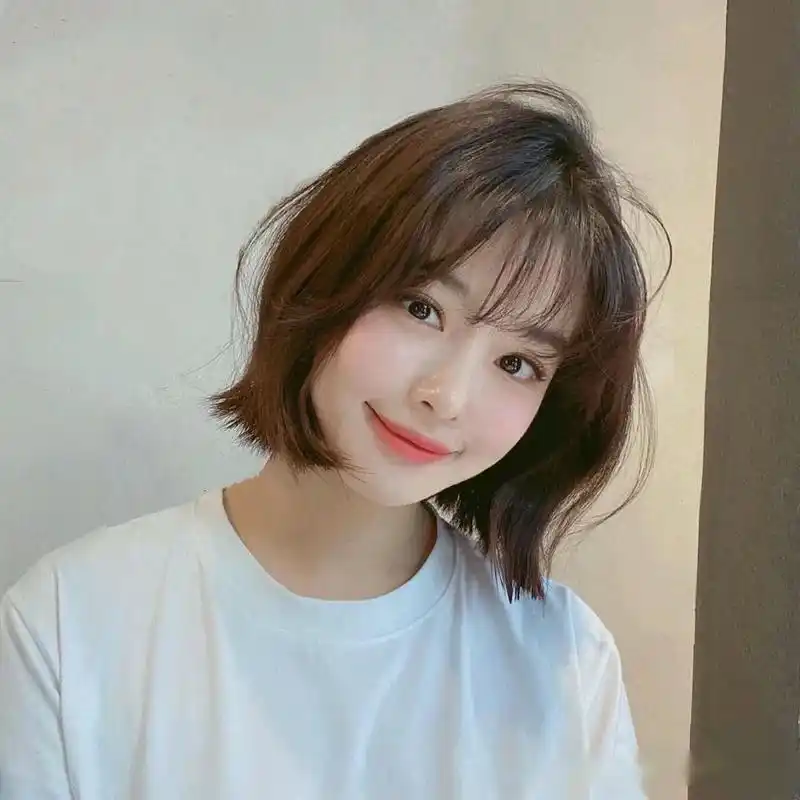 那么今天在这里就和大家分享几款适合方脸,大脸的发型,显脸小还减龄