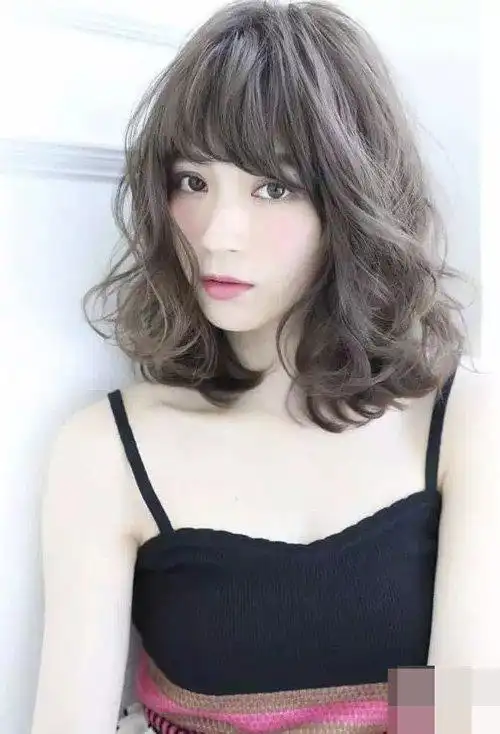 2021年女孩子烫什么卷有气派女中卷短头发效果图片