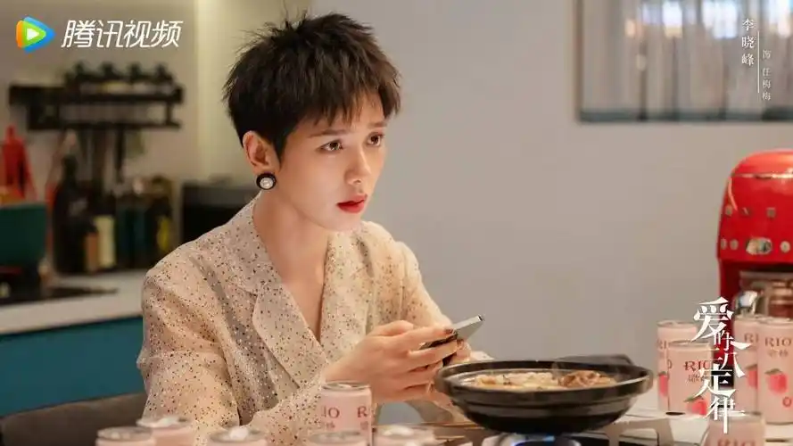 李晓峰主持亮相 冬日寒风难掩治愈笑容_姐姐_状态_质感