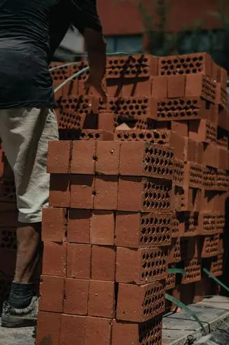 夏日高温下建筑工人搬砖头