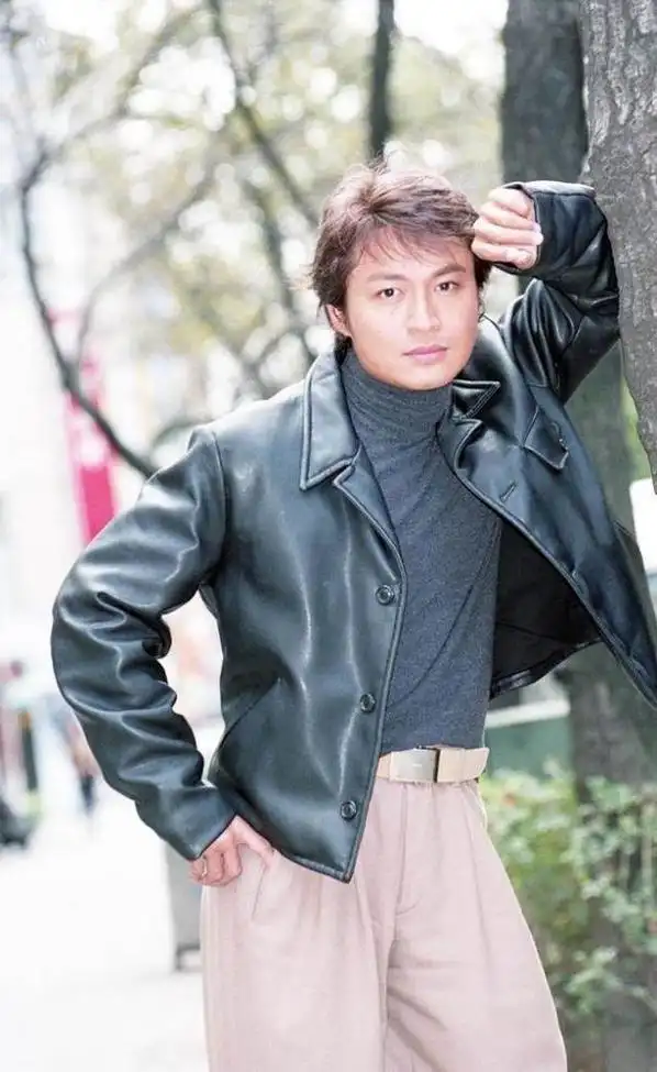 琼瑶男神马景涛近照曝光54岁依旧帅气