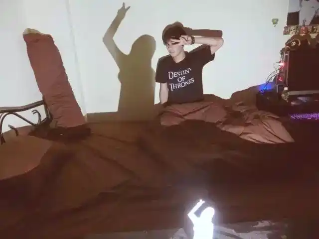 假装和女友拍剪影照