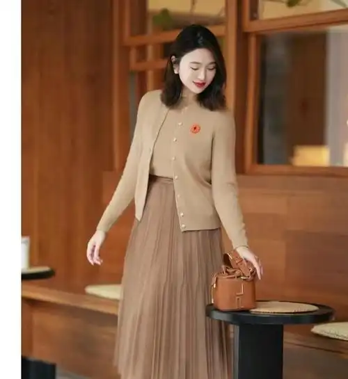 卡其色则更加沉稳和自然,可以与其他暖色调的服装搭配,如橙色,红色和