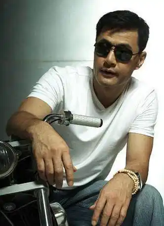 24岁出道,京剧名家之后,多次与成龙搭档,近几年演而优则当导演了!