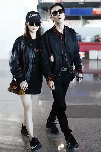 戚薇穿黑色皮衣配短裙秀白皙美腿 老公李承铉开心互动恩爱十足