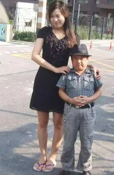 他身高一米二是国家一级演员,却连娶四个老婆,豪车豪宅无数_陈三木