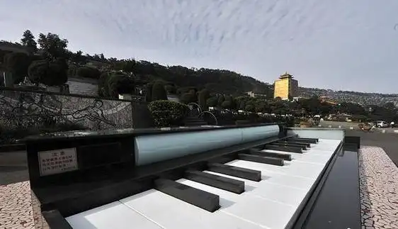 高以翔墓园人气超高却纤尘不染,红色花海沁人心脾,金雕遗世独立