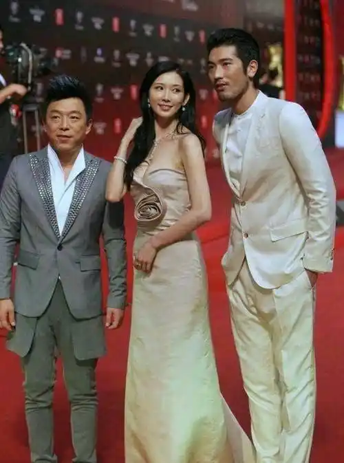 身旁是高富帅白富美,网友:我只看到了渤哥_女神_身高_曾志伟