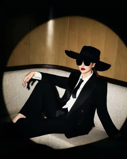 张雨绮不愧是霸气女王,穿西装戴礼帽a范十足,百老汇氛围感满满_李柄熹