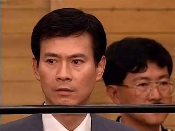 《从不放弃》让我们重回94年,郑少秋主唱的这首《天地男儿》主题曲