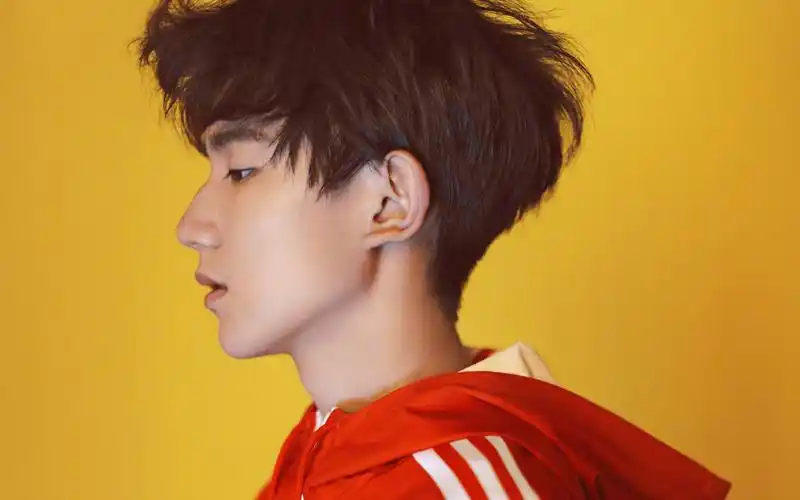 王源最新帅气青春杂志写真图片桌面壁纸,少年初长成,王源最新杂志写真