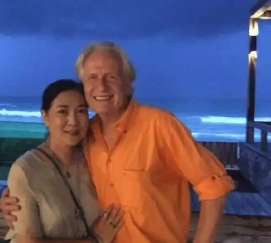 上世纪80年代的跨国恋,找大15岁丈夫的沈丹萍,被老公宠成女王