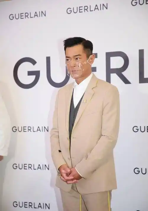 古天乐有了"大叔"的气质,但穿西装还挺个性的,配马甲好有风度