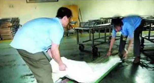 原创火葬场搬尸工不拍照不聚众终日与死人打交道工作2天赚6千